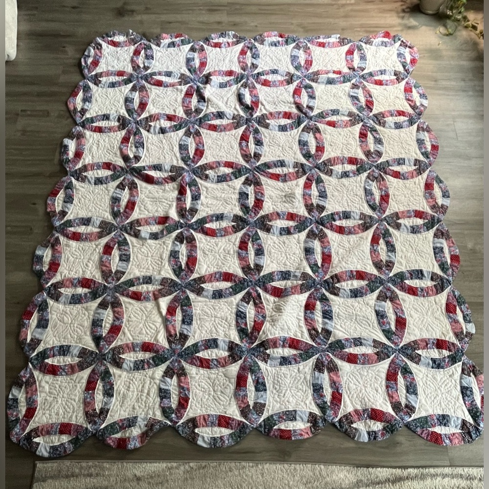 Vintage Double Wedding Ring Quilt with Scalloped Edges- 80x95” VGUC